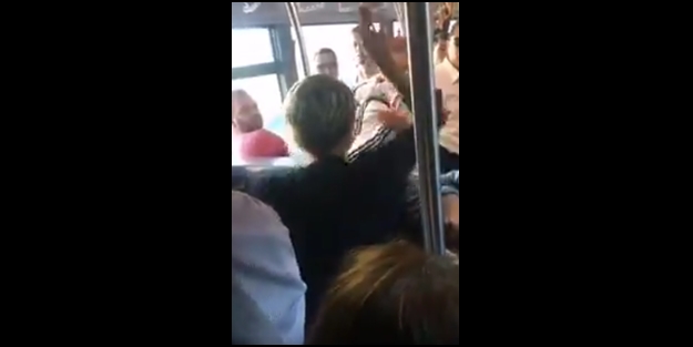 Otobüste bir kadın terör estirdi: Kendisini uyaran adama küfürlerle tekme tokat saldırdı!