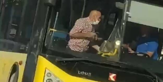 Otobüste dehşet anları! 70 yaşındaki yaşlı adam şoföre yumruk atıp bıçak çekti