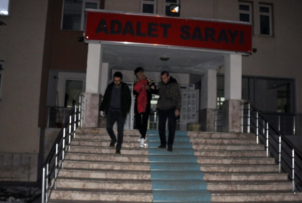Otobüste eroinle yakalananlardan 1’i tutuklandı 