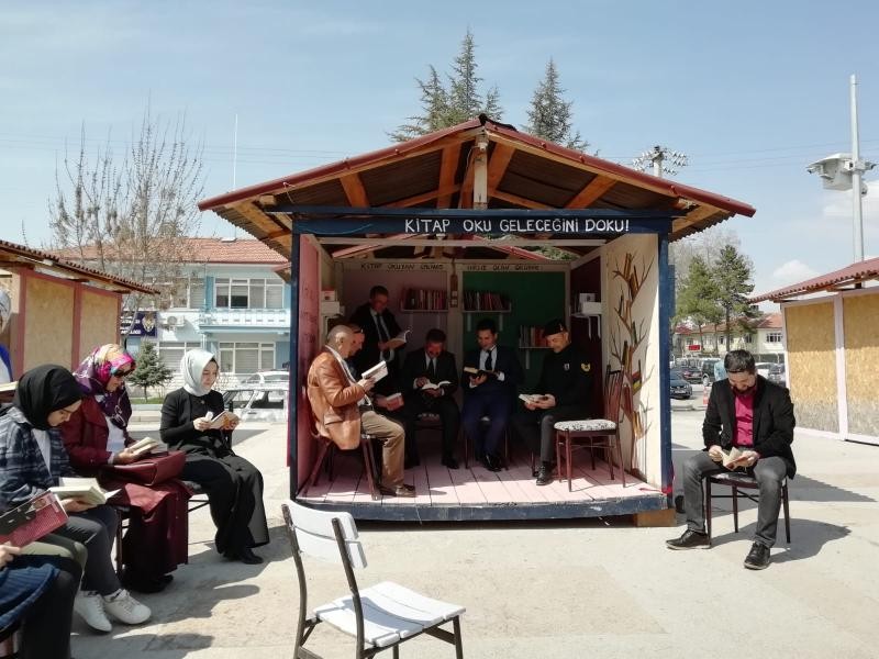 Otobüste kitap okuyana ulaşım ücretsiz 