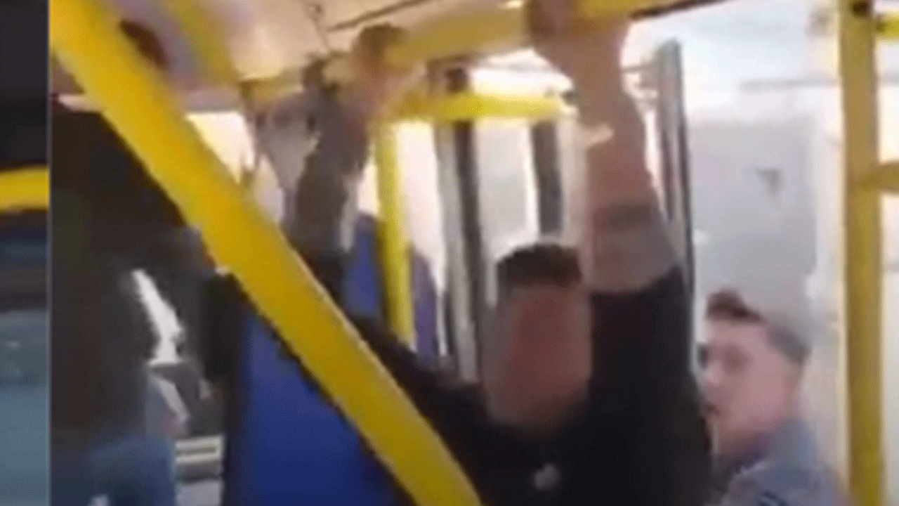 Otobüste korku dolu anlar: Elinde satırla saldırdı!