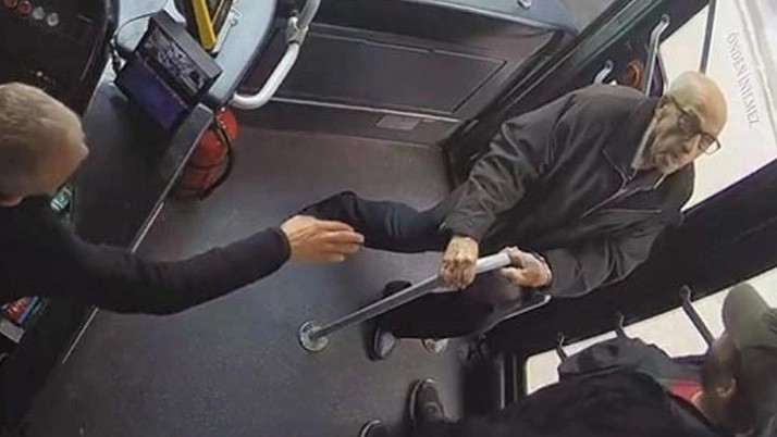 Otobüste şok görüntü! Görenler gözlerine inanamadı