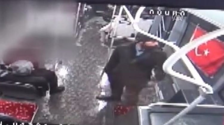 Van'da otobüste Türk bayrağına çirkin saldırı! Karşılıksız kalmadı