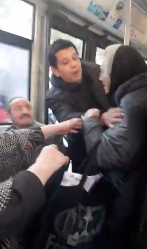 Otobüste yaşlıların kavgası kameraya yansıdı 