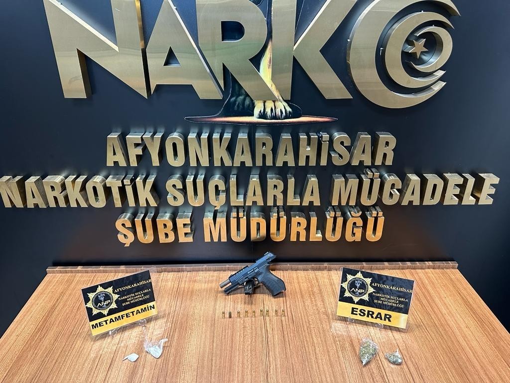 Otobüsteki yolcunun bagajında silah ve uyuşturucu ele geçirildi