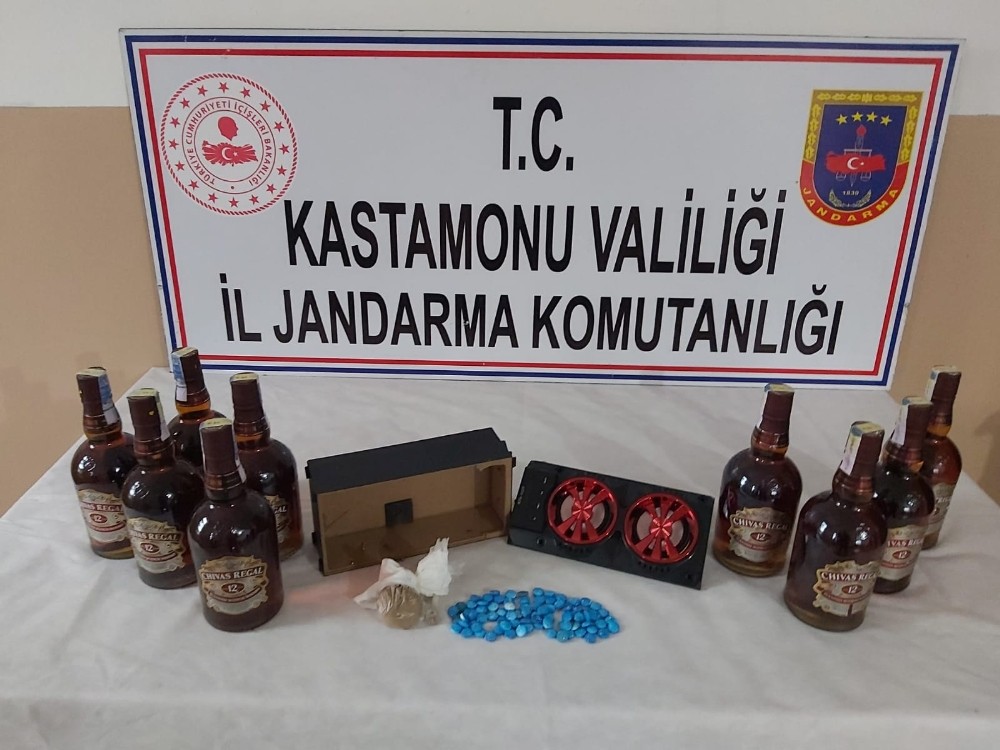 Otobüsteki yolcunun çantasında uyuşturucu zulası ele geçirildi 