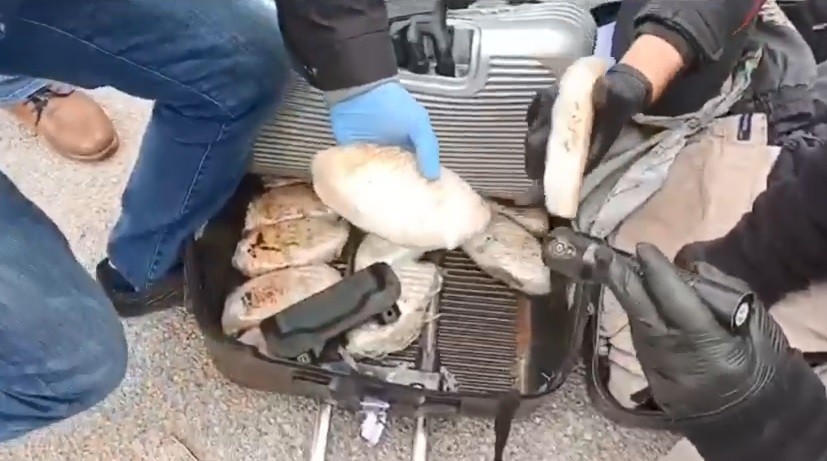 Otobüsteki yolcunun valizinden 10 kilo 380 gram eroin ele geçirildi 