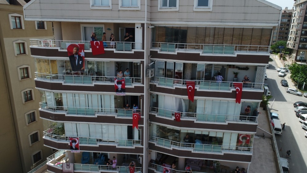 Otobüsten 19 Mayıs konserine vatandaşlar balkonlarından eşlik etti 