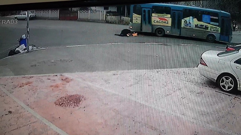 Otobüsten düşen kadın yaşam mücadelesini kaybetti 