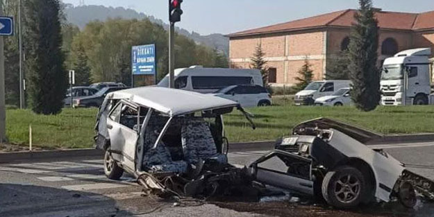 Otobüsün çarptığı otomobil ikiye bölündü