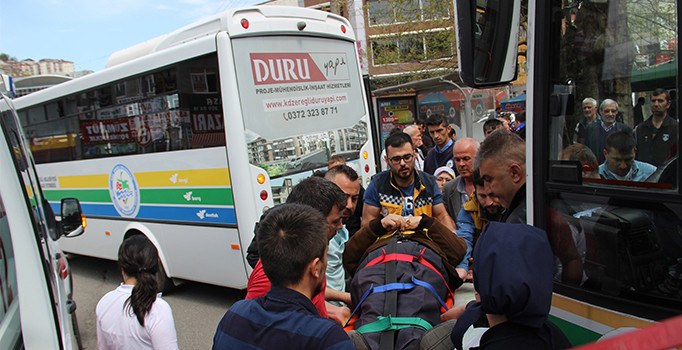 Otobüsün çarptığı yaşlı adama eşinden ilginç tepki