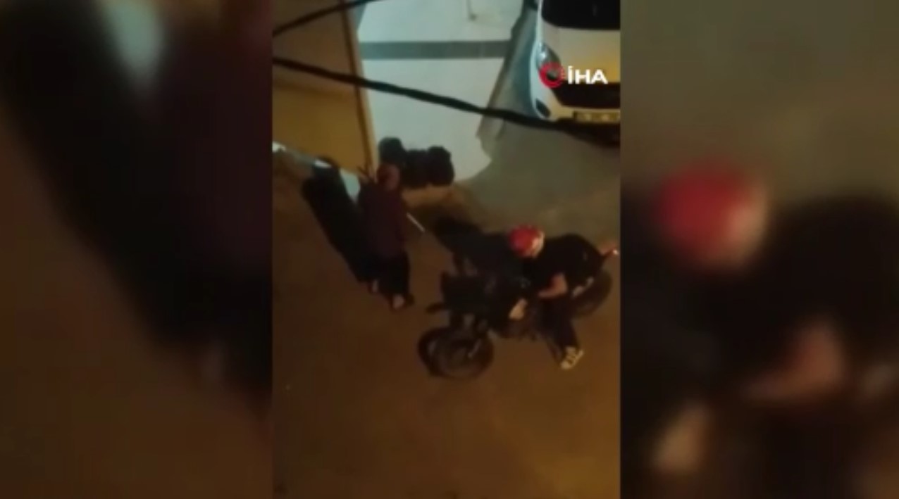 Otobüsün farından rahatsız oldular! Şoförü tekme tokat dövdüler