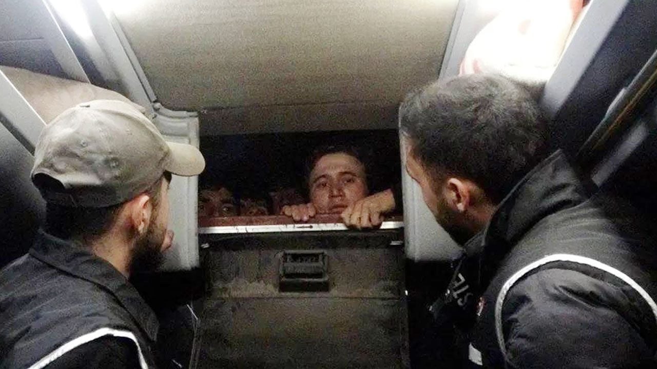 Otobüsün gizli bölmesinden 20 kaçak göçmen çıktı: 2 kişi tutuklandı