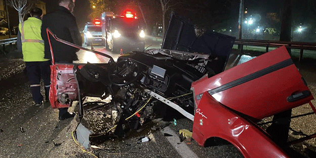 Otobüse çarpan otomobil ikiye bölündü