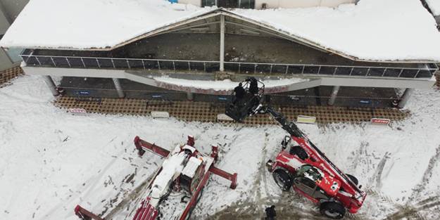 Otogar çatısı kara dayanamayarak çöktü!