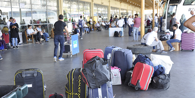 Otogarlarda öğrenci yoğunluğu