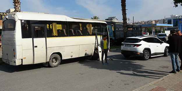 Otomatik kapısı açık seyreden servis otobüsü otomobile çarptı