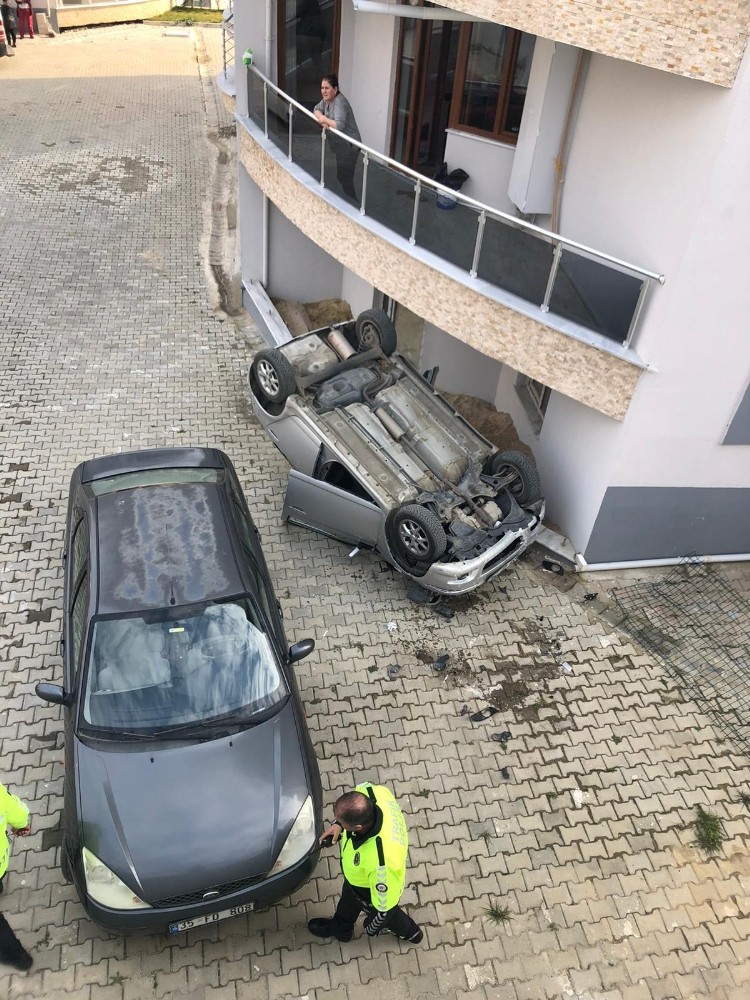 Otomobil 10 metreden beton zemine çakıldı 