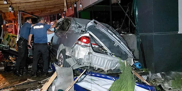 Otomobil 25 metre takla attı: 2 kişi hayatını kaybetti