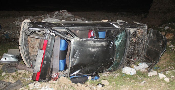 Otomobil 25 metre yüksekten uçtu: 6 yaralı