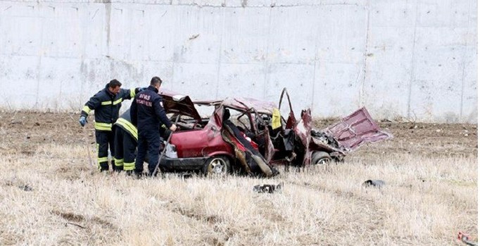 Otomobil 7 metrelik istinat duvarından aşağı uçtu: 1 ölü, 2 yaralı