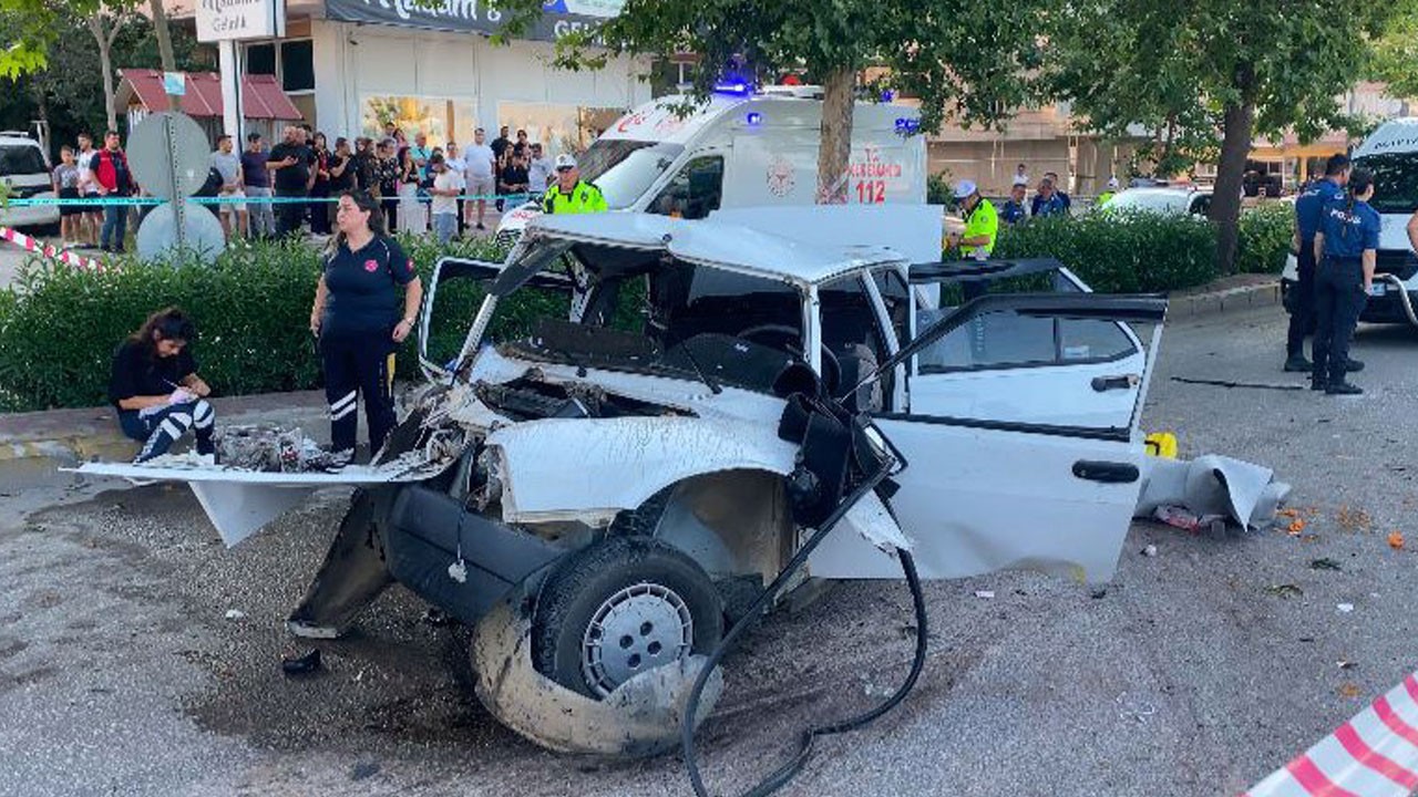 Otomobil ağaca çarptı: 1 ölü, 4 yaralı