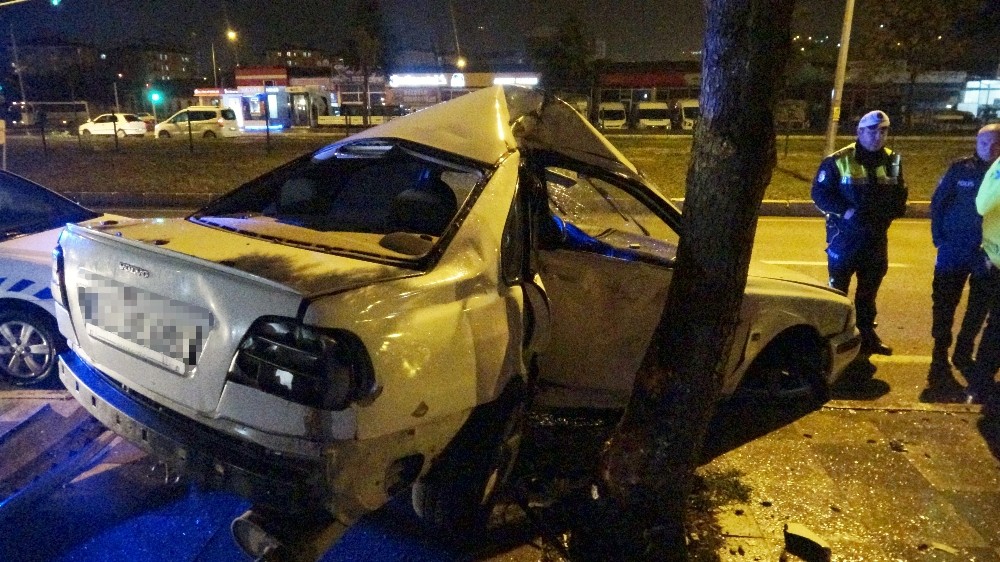 Otomobil ağaca çarptı: 2 yaralı 