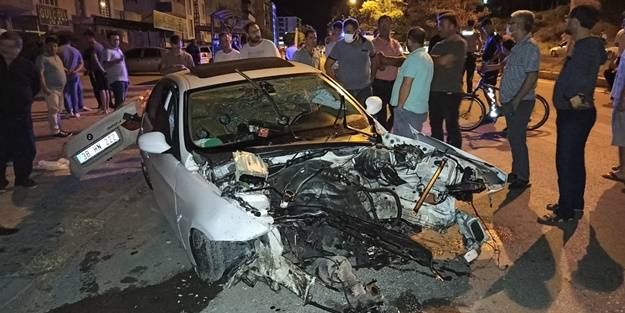 Otomobil ağaca çarptı: 3 yaralı