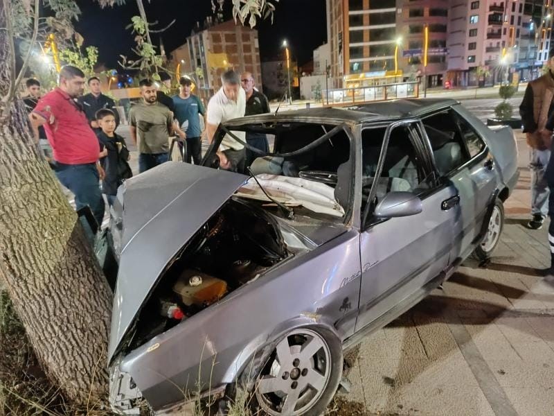 Otomobil ağaca çarptı! 4 kişi yaralandı