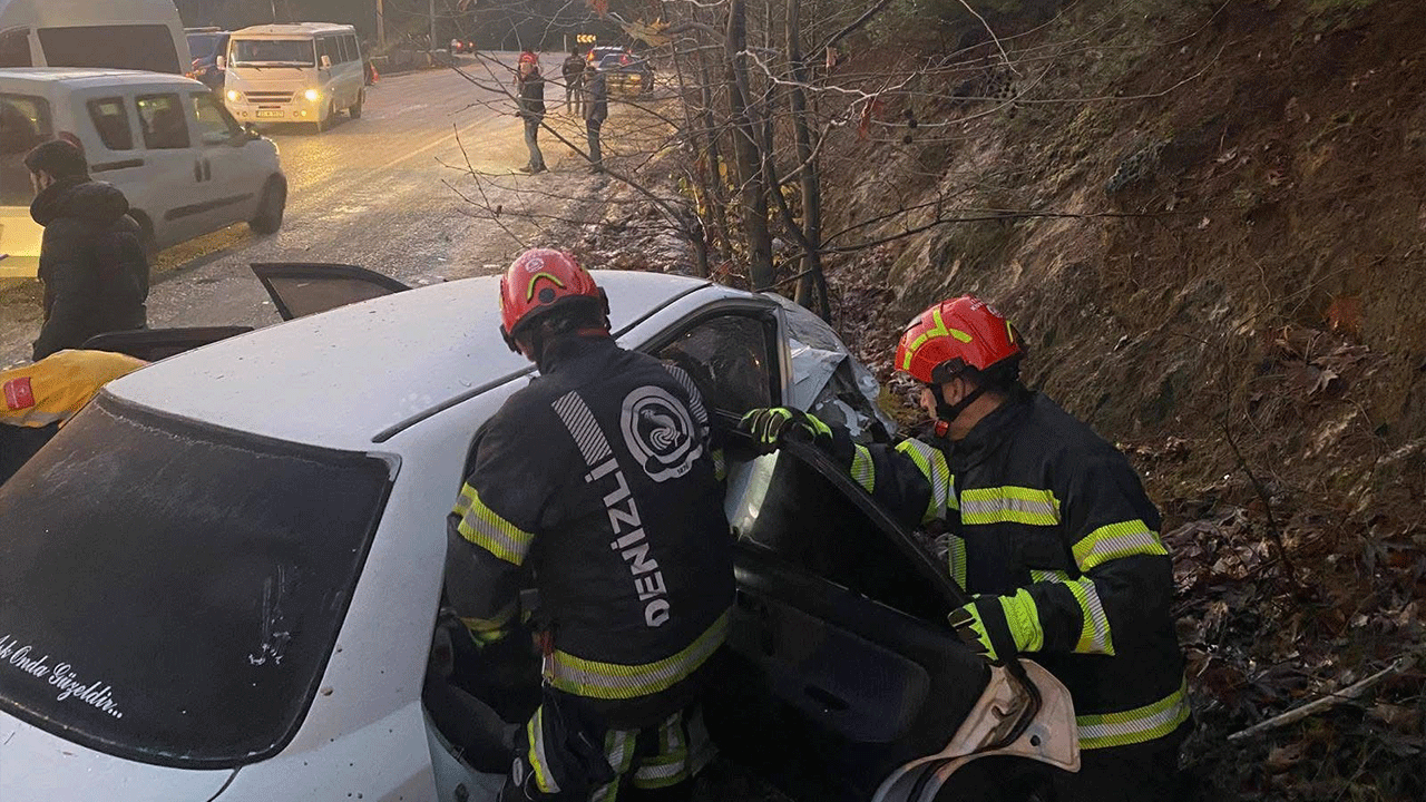 Otomobil ağaca çarptı! Feci kazada 3 kişi yaralandı