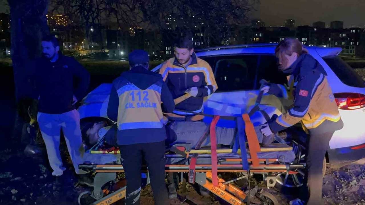 Otomobil ağaca çarptı, sürücü gözyaşlarını tutamadı