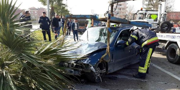 Otomobil ağaca çarptı; sürücü yaralı