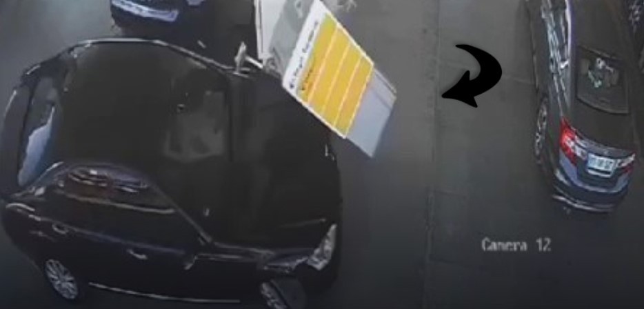 Otomobil akaryakıt istasyonuna böyle daldı!