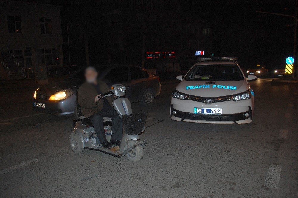 Otomobil akülü bisikletle çarpıştı 