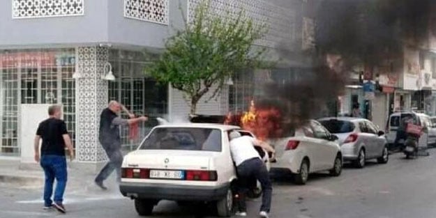 Otomobil alev aldı! Esnaftan başarılı müdahale