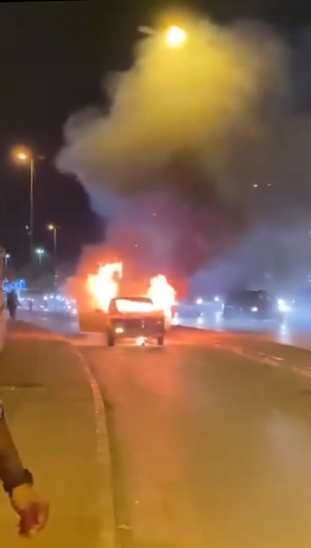 Otomobil alev alev yandı