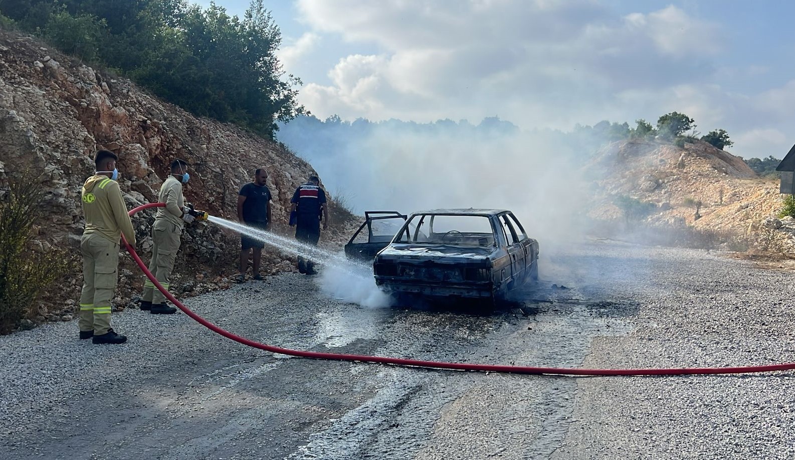 Otomobil alev alev yandı, orman ekipleri söndürdü