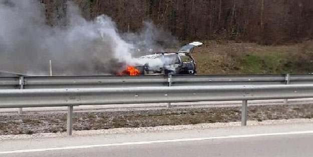 Otomobil alev alev yandı, uzun araç kuyruğu oluştu