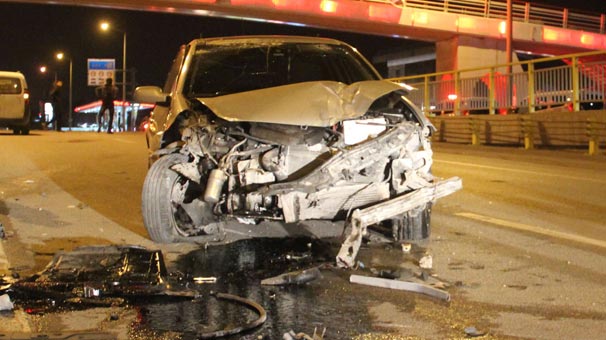 Otomobil alt geçide düştü: 3 kişi yaralı