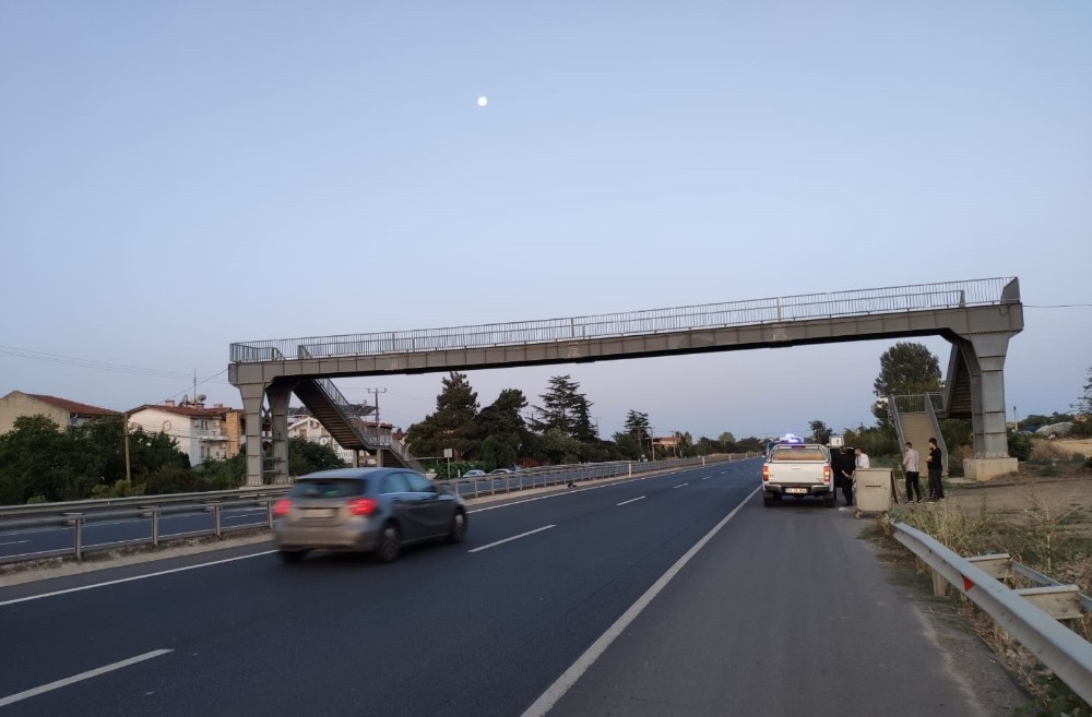 Otomobil, aniden yola çıkan kadına çarptı 