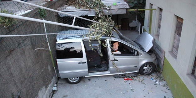 Otomobil apartman bahçesine uçtu!