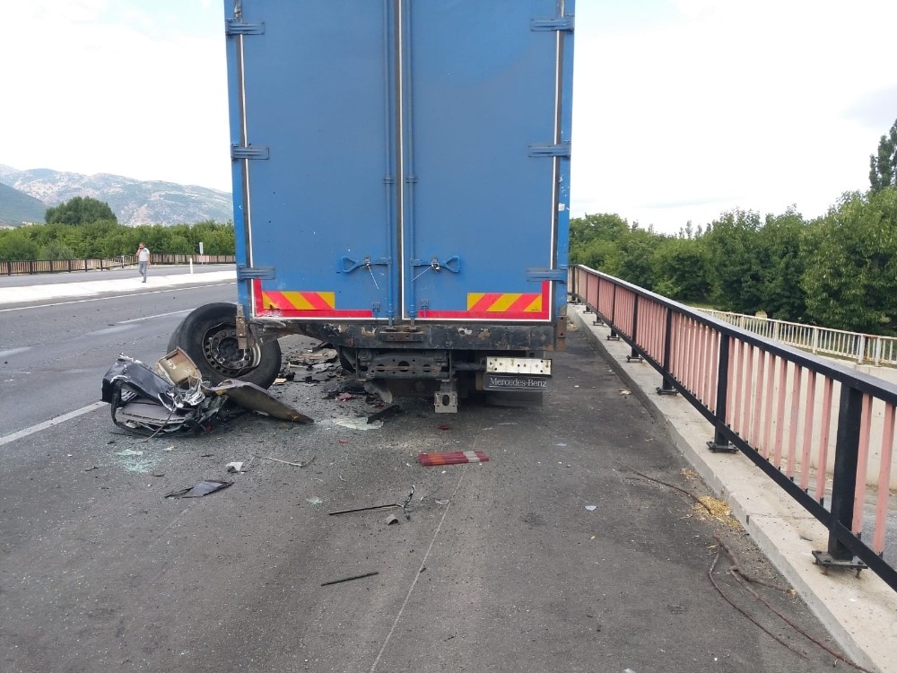 Otomobil arızalanan kamyona çarptı: 1 ölü, 3 yaralı 