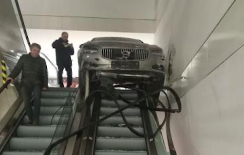 Otomobil AVM'nin yürüyen merdivenine daldı: Yaralılar var