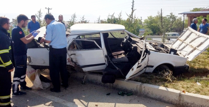 Otomobil, aydınlatma direğine çarptı: 1 ölü, 4 yaralı