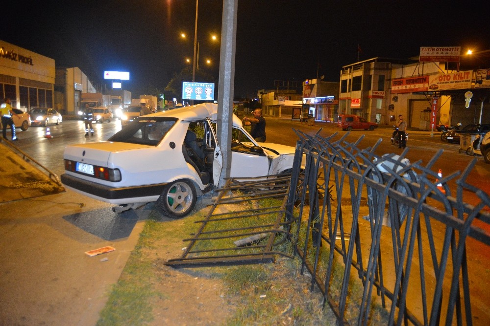 Otomobil aydınlatma direğine çarptı: 1 yaralı 
