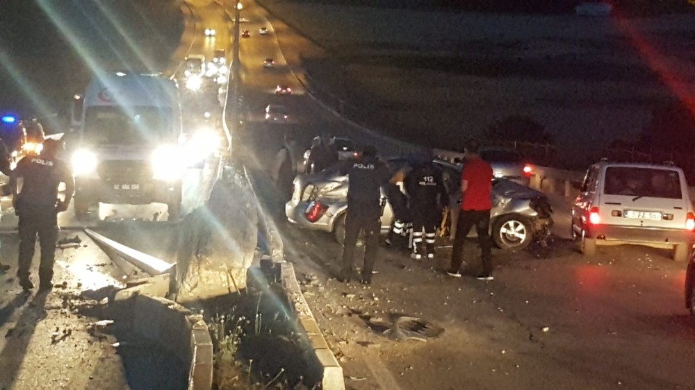 Otomobil aydınlatma direğine çarptı 