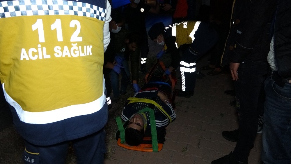 Otomobil aydınlatma direğine çarptı: 3 yaralı 