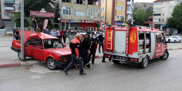 Otomobil aydınlatma direğine çarptı: Yaralılar var