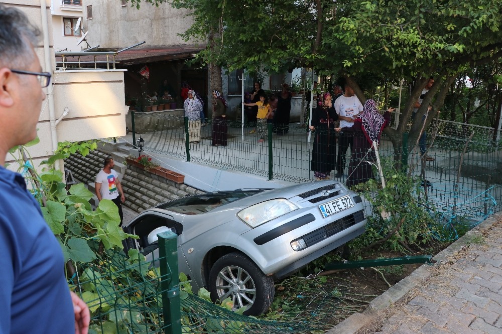 Otomobil bahçede sallanan çocuğun üzerine uçtu 