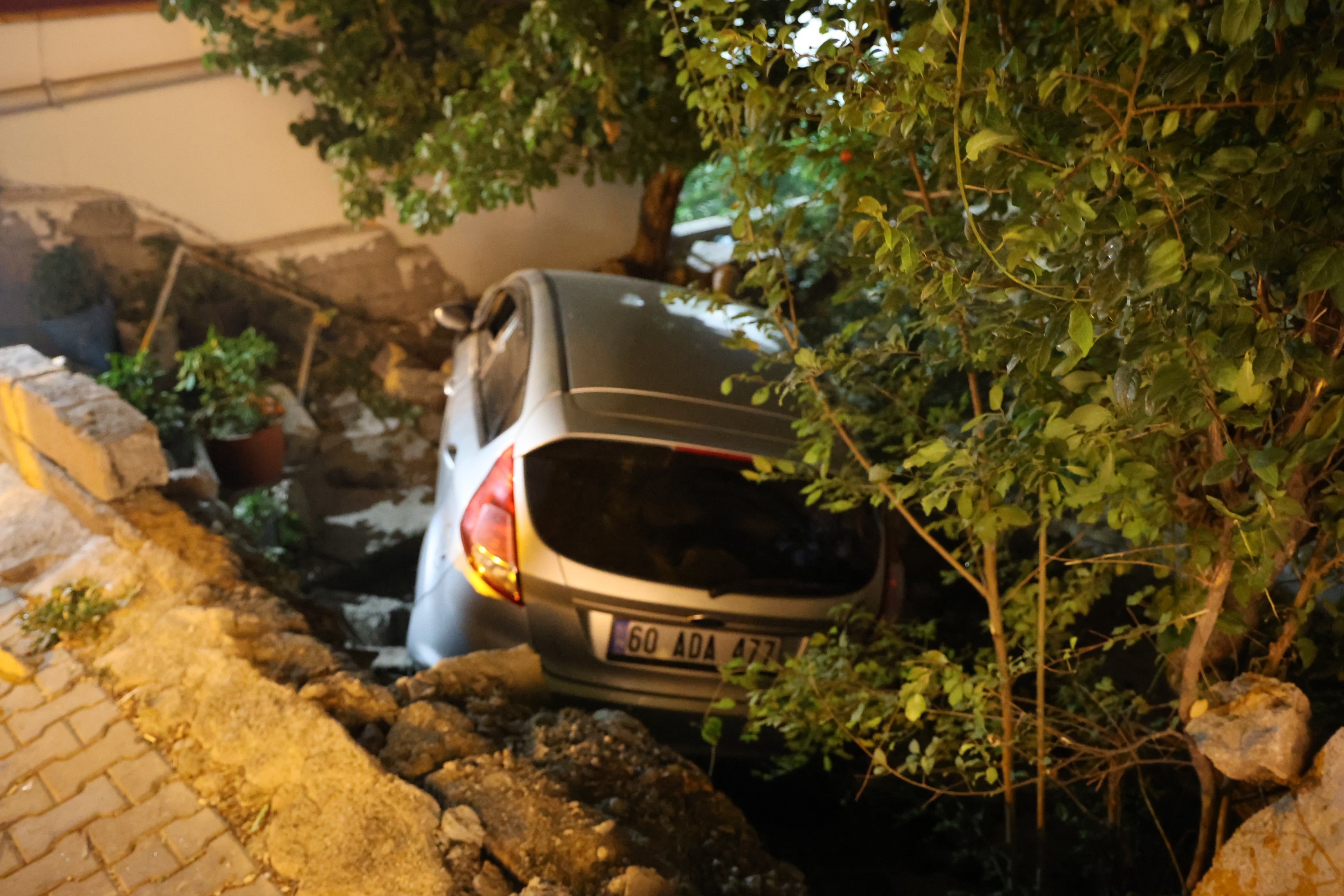 Otomobil bahçeye uçtu